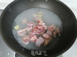萝卜烧牛尾的做法步骤：2