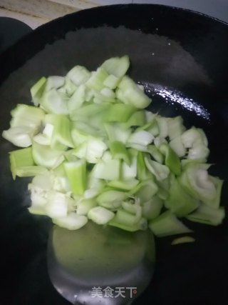 菜帮炒肉丝的做法步骤：1