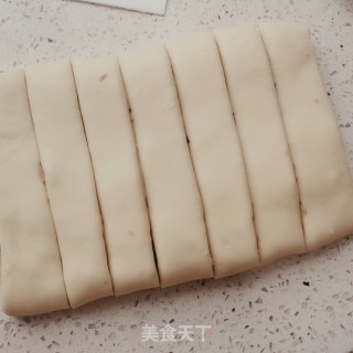 火腿肠葱花扭扭卷的做法步骤：7