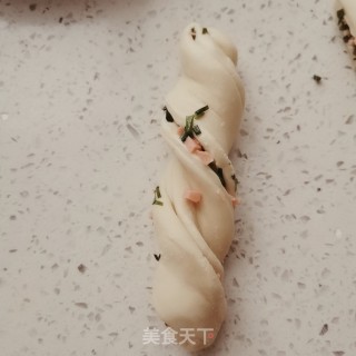 火腿肠葱花扭扭卷的做法步骤：8