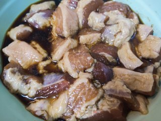 板栗烧五花肉的做法步骤：1