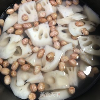 莲藕花生素汤的做法步骤：3