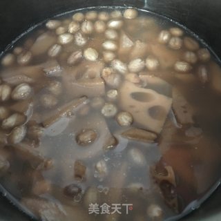 莲藕花生素汤的做法步骤：6
