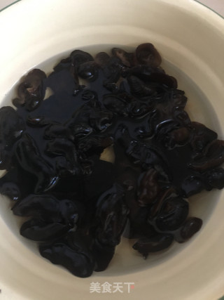 黑木耳蒸排骨的做法步骤：1