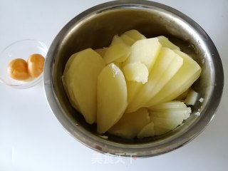 咔吱咔吱咸蛋黄薯片的做法步骤：4