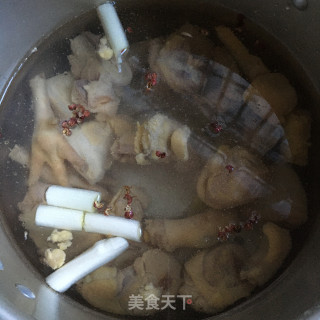 椒香土鸡炖粉带的做法步骤：2