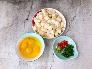 嫩滑又下饭的鸡蛋抱豆腐的做法步骤：1