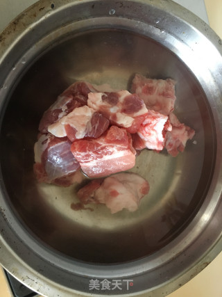 莲藕炖排骨的做法步骤：1