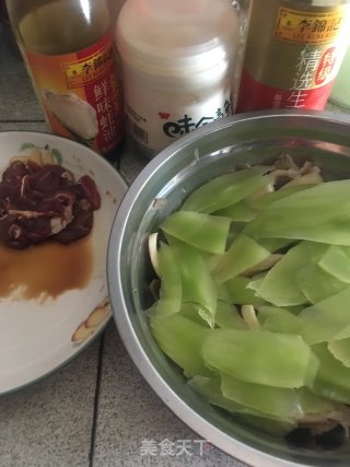 平菇炒肉的做法步骤：1