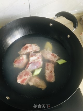 胡萝卜山药炖排骨的做法步骤：1