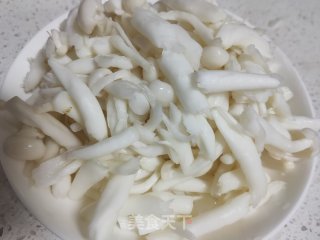 白玉菇炒鸡蛋的做法步骤：1