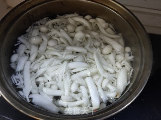 白玉菇炒鸡蛋的做法步骤：2