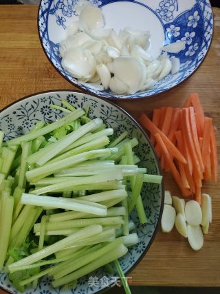香芹炒鲜百合的做法步骤：2