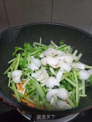 香芹炒鲜百合的做法步骤：4