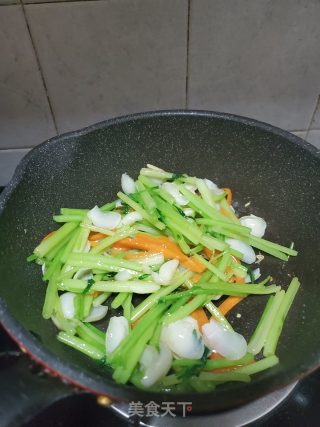 香芹炒鲜百合的做法步骤：6