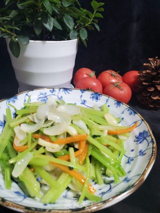 香芹炒鲜百合的做法步骤：7