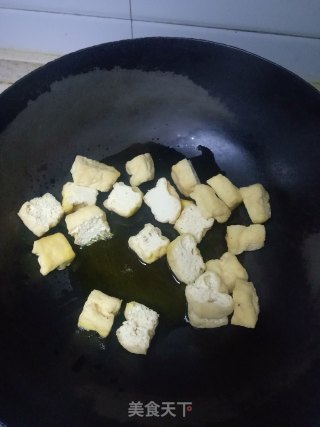 青菜炒豆泡的做法步骤：1