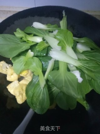 青菜炒豆泡的做法步骤：2
