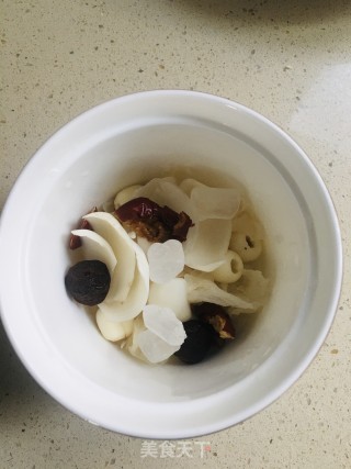 百合银耳红枣糖水的做法步骤：1