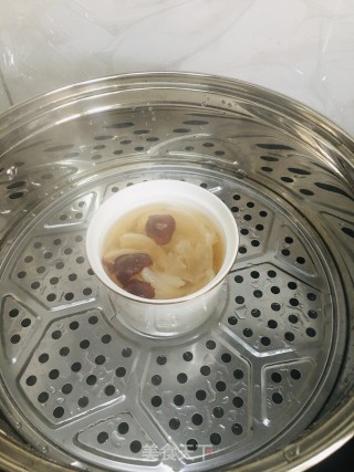 百合银耳红枣糖水的做法步骤：2