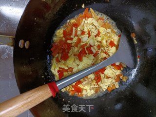 红泡椒萝卜干炒鸡蛋的做法步骤：9