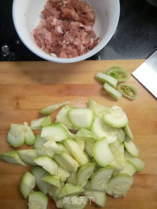 肉末炒西葫芦的做法步骤：1
