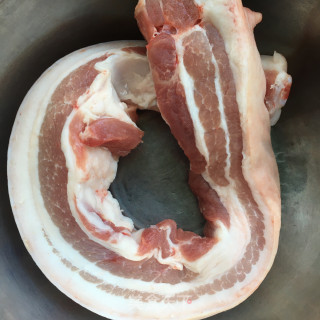 红烧肉炖豆结的做法步骤：1