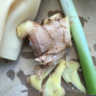 红烧肉炖豆结的做法步骤：2
