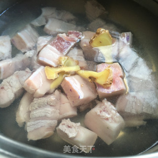 红烧肉炖豆结的做法步骤：3