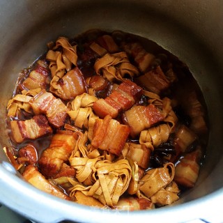 红烧肉炖豆结的做法步骤：10