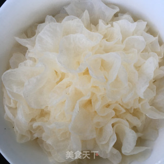 红糖银耳炖酥梨的做法步骤：1