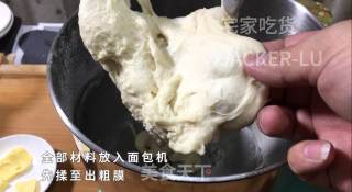 香浓牛角餐包，浓浓的奶香味，外壳香脆，一口下去超有嚼劲。的做法步骤：2