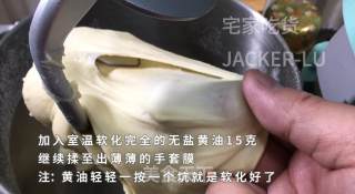 香浓牛角餐包，浓浓的奶香味，外壳香脆，一口下去超有嚼劲。的做法步骤：4