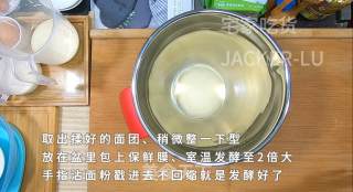 香浓牛角餐包，浓浓的奶香味，外壳香脆，一口下去超有嚼劲。的做法步骤：5