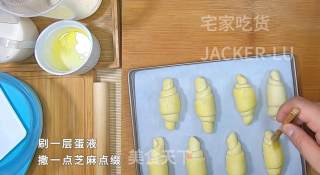 香浓牛角餐包，浓浓的奶香味，外壳香脆，一口下去超有嚼劲。的做法步骤：11