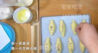 香浓牛角餐包，浓浓的奶香味，外壳香脆，一口下去超有嚼劲。的做法步骤：12