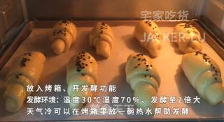 香浓牛角餐包，浓浓的奶香味，外壳香脆，一口下去超有嚼劲。的做法步骤：13