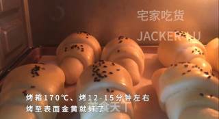 香浓牛角餐包，浓浓的奶香味，外壳香脆，一口下去超有嚼劲。的做法步骤：14