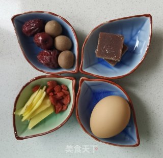 红糖炖鸡蛋汤的做法步骤：1