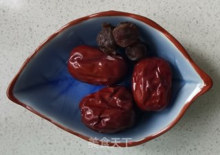 红糖炖鸡蛋汤的做法步骤：2