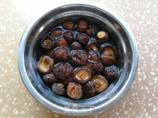 香菇萝卜炖老鸭的做法步骤：2