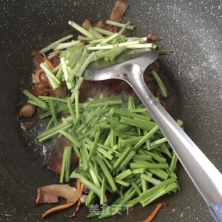 培根炒蒜黄的做法步骤：11