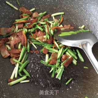 培根炒蒜黄的做法步骤：12