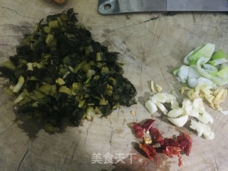 老坛酸菜面的做法步骤：1