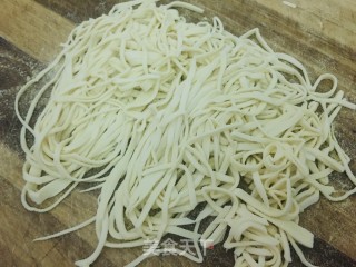 老坛酸菜面的做法步骤：2