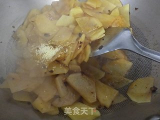 老干妈酱土豆片的做法步骤：7