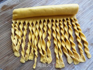 南瓜扭纹馒头的做法步骤：6