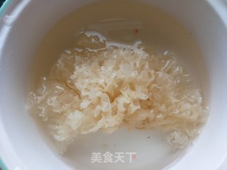 冰糖炖银耳的做法步骤：2