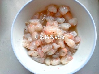 十分钟搞定简单快手的玉米粒炒虾仁的做法步骤：2