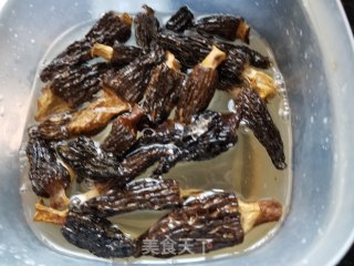 羊肚菌鲍鱼海参鸡汤的做法步骤：5